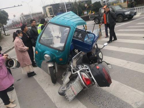 佛山一电动车横穿马路，瞬间被撞飞，车上2人抢救无效死亡, 你怎么看骑自行车被撞飞突发！外卖员闯红灯被撞身亡，送单速度与生命安全哪个更重要 汽车行情